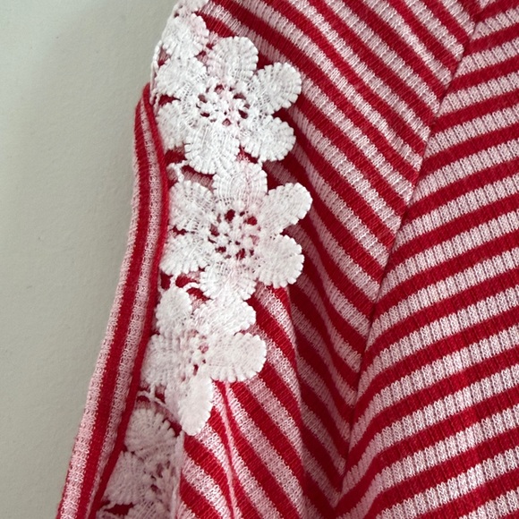 Allie & Rob Lace Trimmed Cold Shoulder Red Striped Tee Size L NWT - Picture 3 of 10